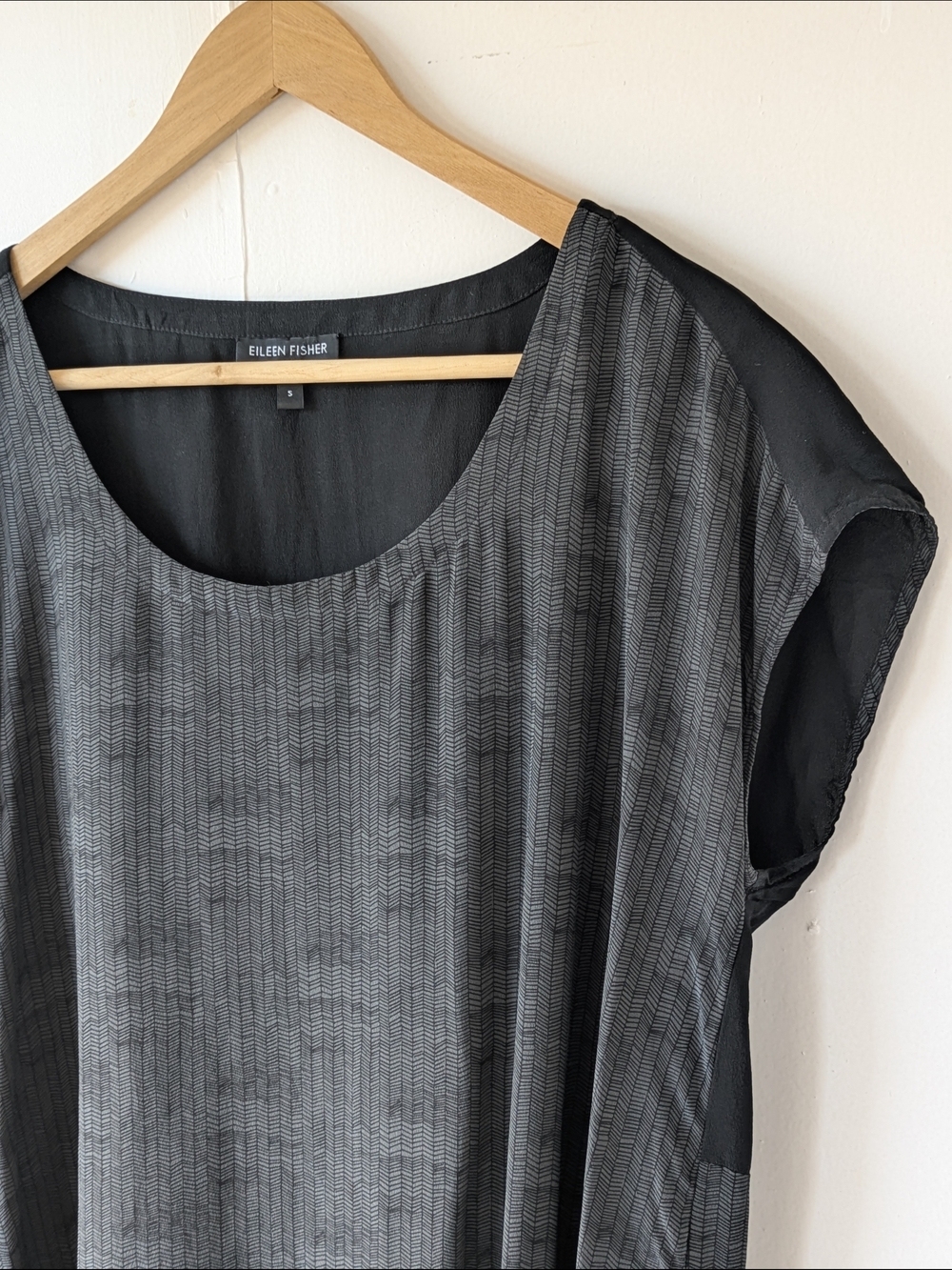 Eileen Fisher 100% Silk Sleeveless Black Gray Blouse Size Small - Picture 3 of 13